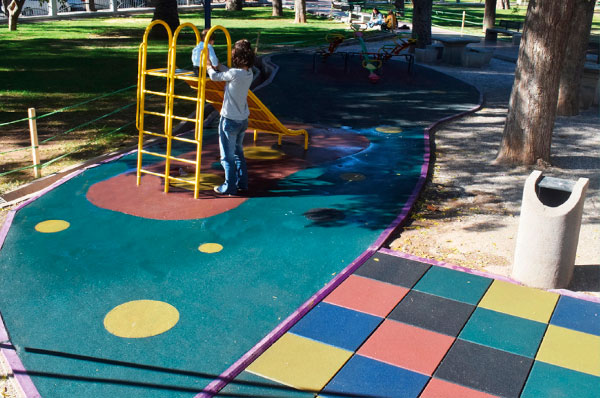 pisos de caucho en juegos para niños