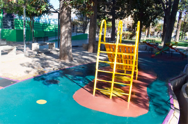 pisos de caucho en juegos para niños